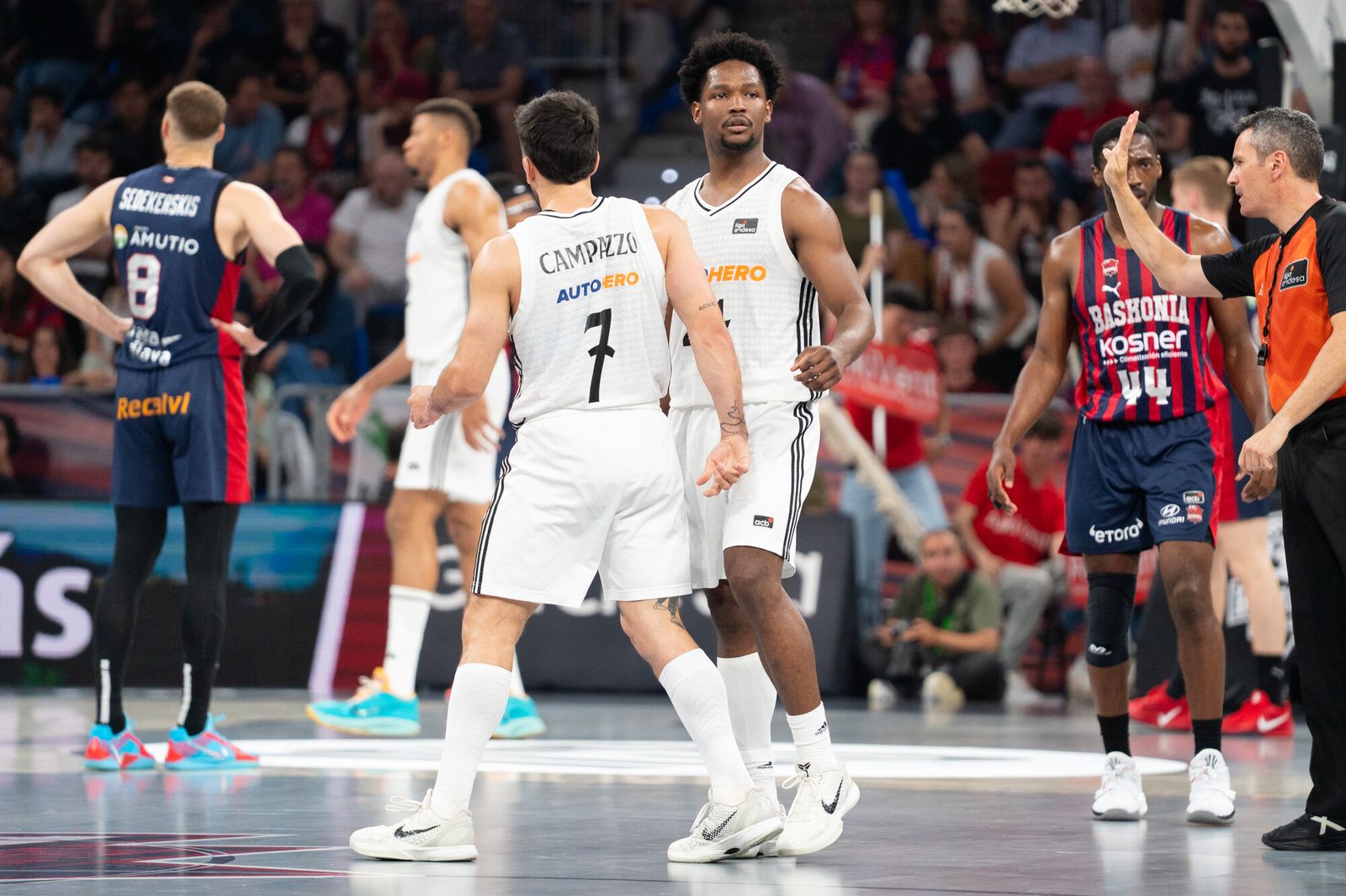 El Madrid tumba al Baskonia y espera a Unicaja o Barcelona en semifinales