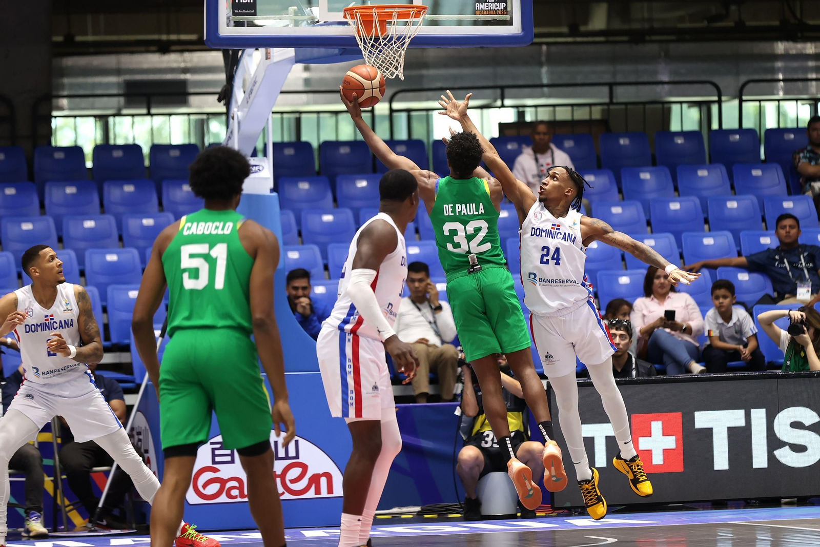 Jassel Pérez trata de evitar una canasta del brasileño De Paula en un partido de la FIBA AmeriCup.