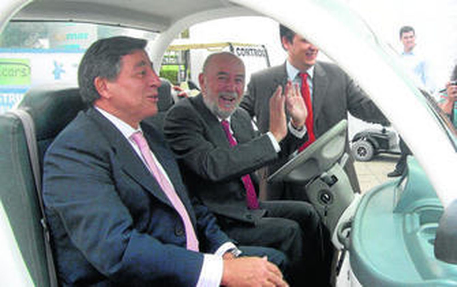 El rector de la Universidad, Pedro Molina, durante la presentación del coche eléctrico al que la UAL aplica el sistema de inteligencia artificial.