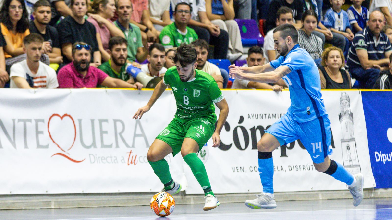 Davilillo intentando irse de su marca por el costado.