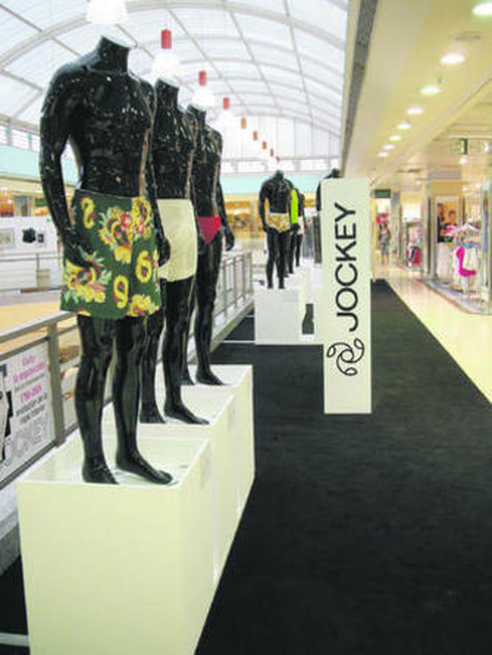 Calzoncillos de ayer y de hoy reunidos en la primera planta de la tienda.