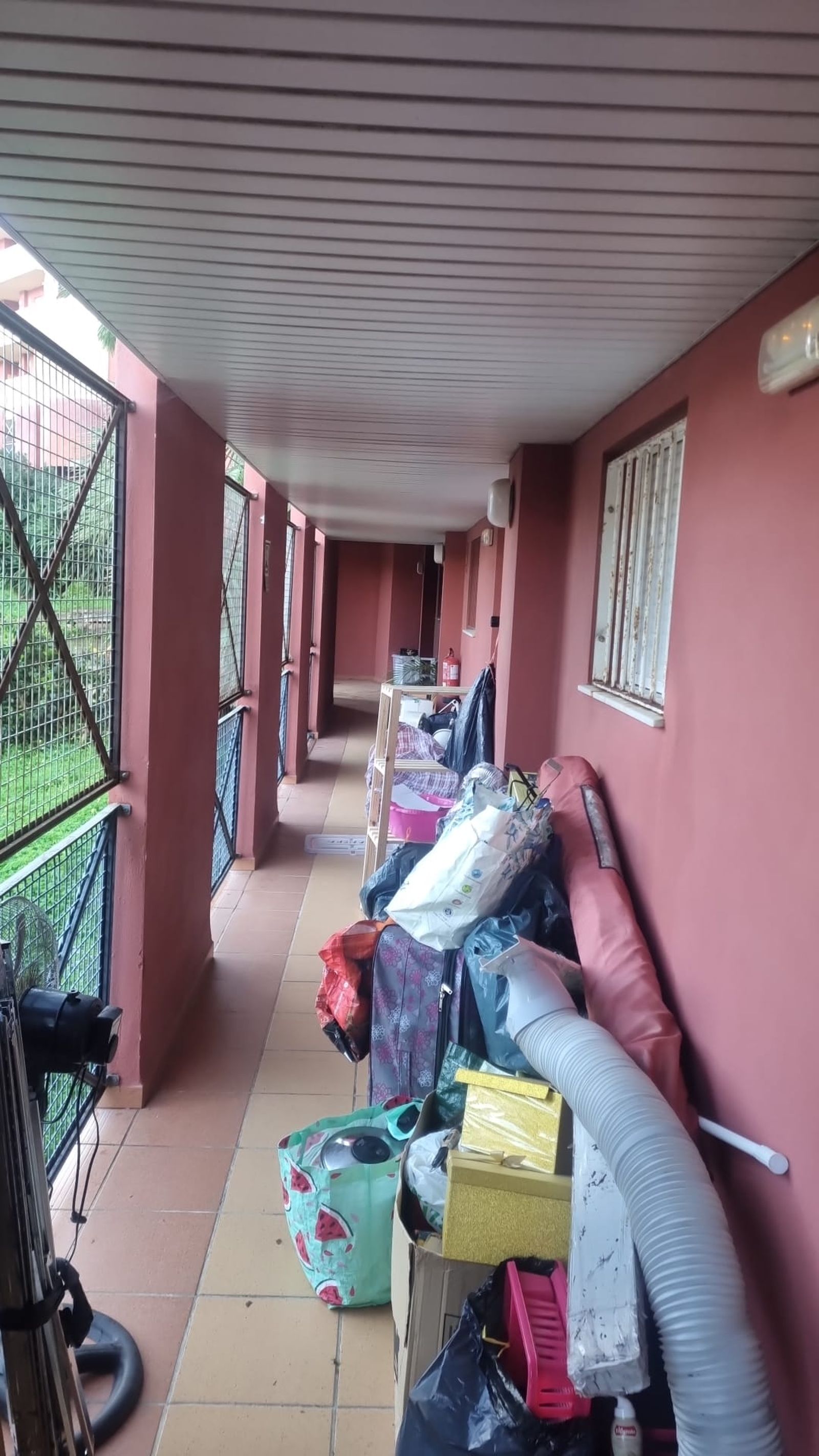 Los enseres de los vecinos en las puertas de las casas.