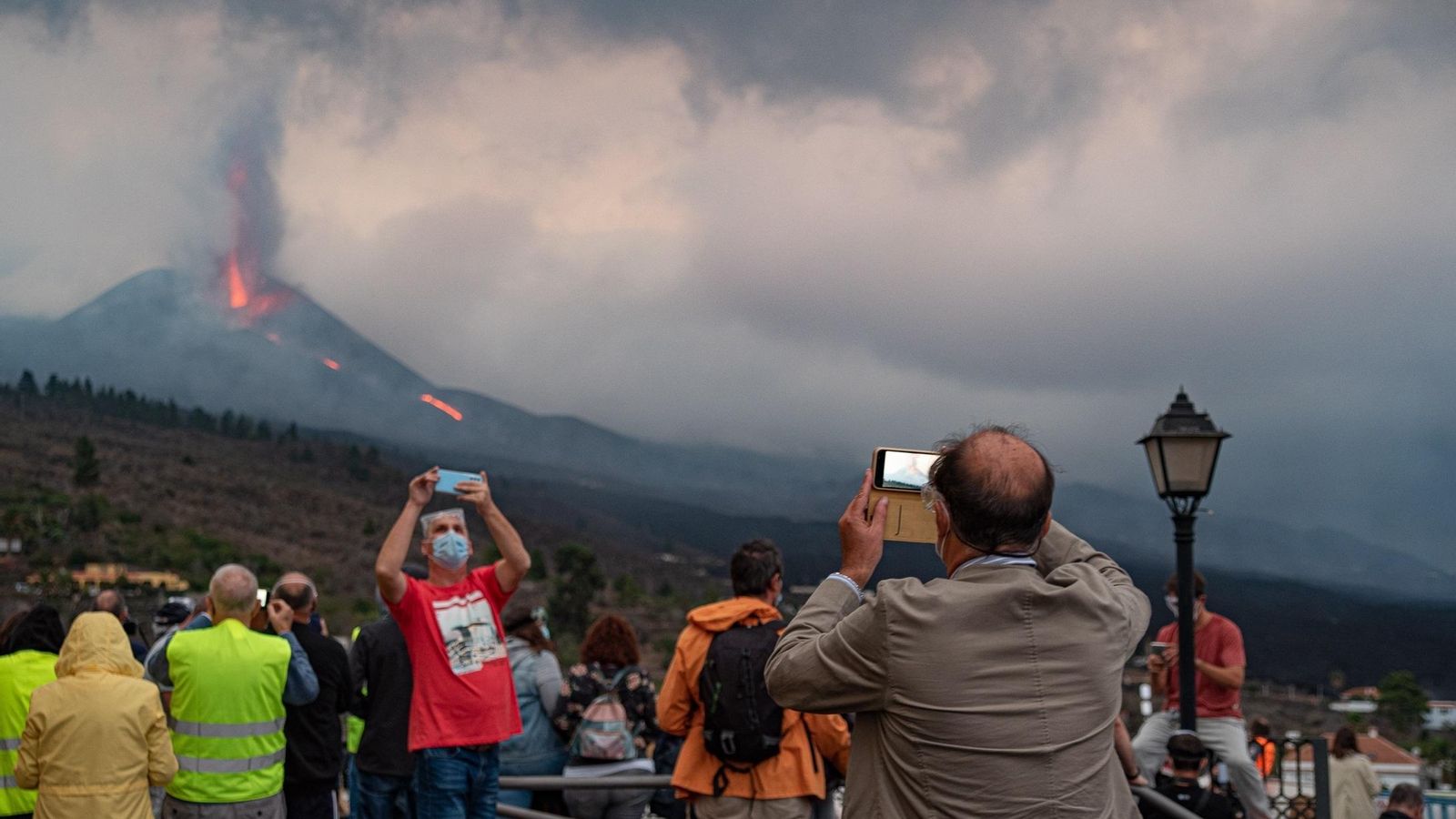Turistas en el volcán de Cumbre Vieja