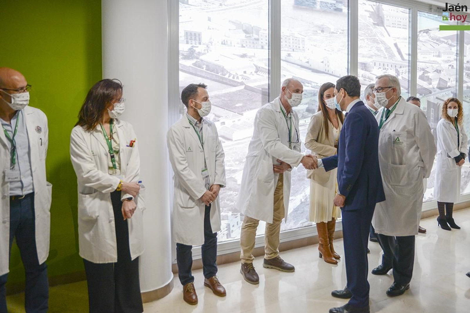 Juanma Moreno visita el nuevo PET-TAC y las dos gammacámaras del Hospital Universitario de Jaén
