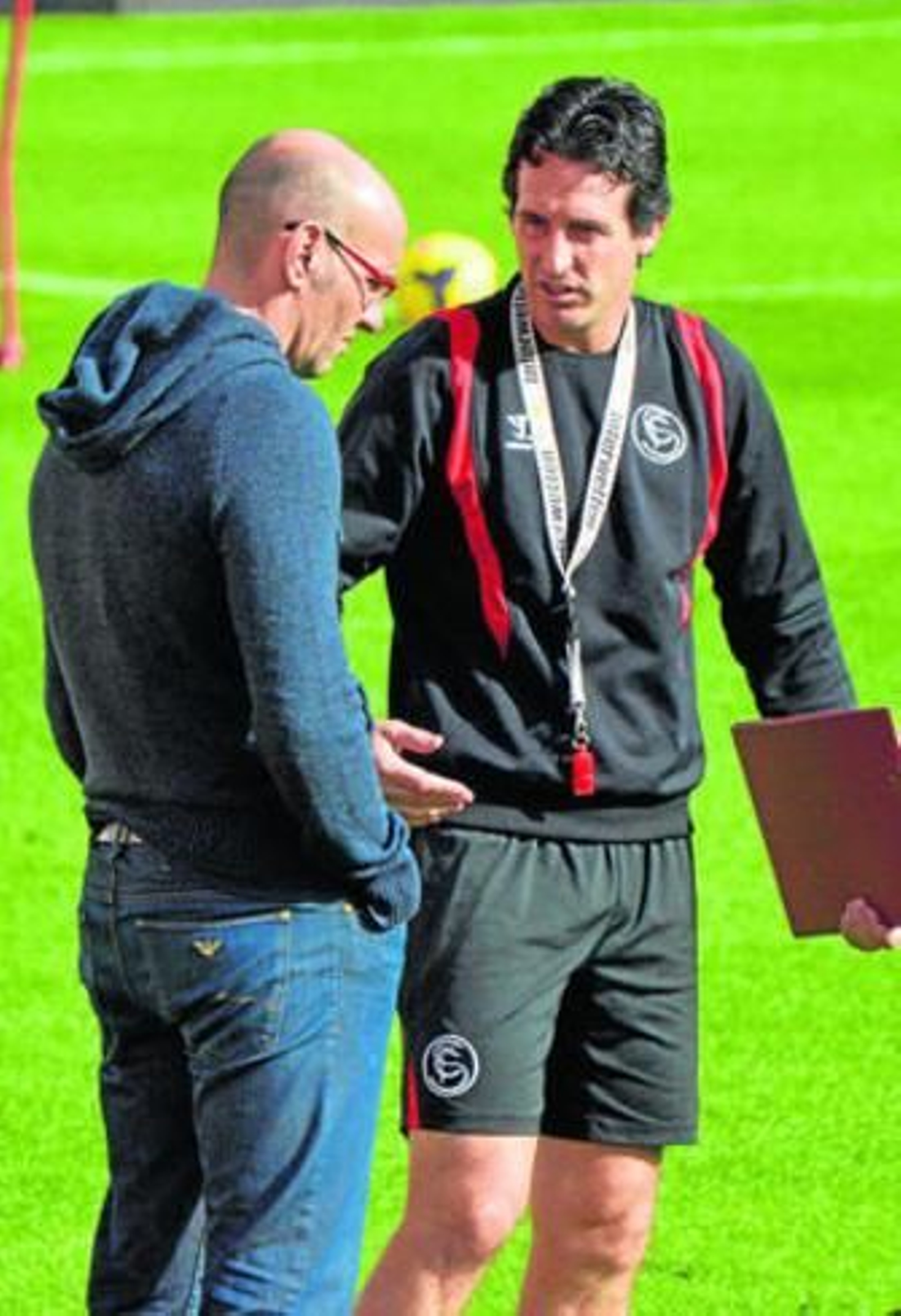 Unai Emery, en charla con Monchi.