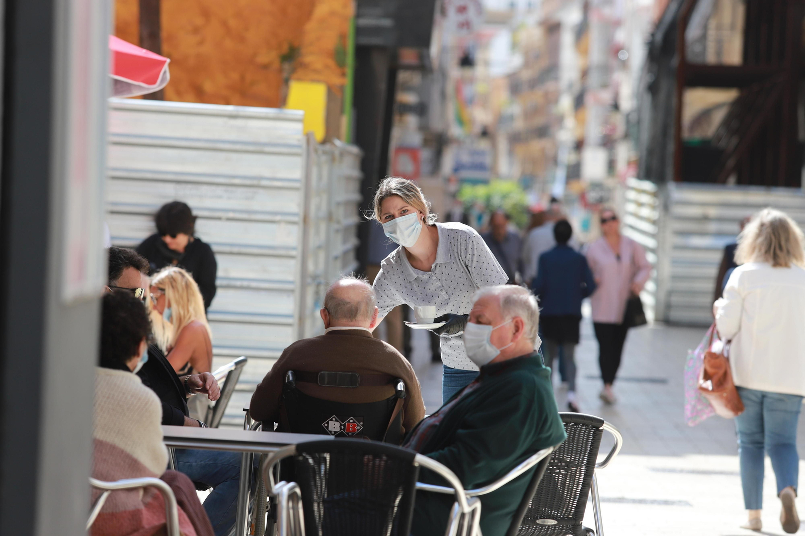 Una terraza de un bar en el centro de Huelva.