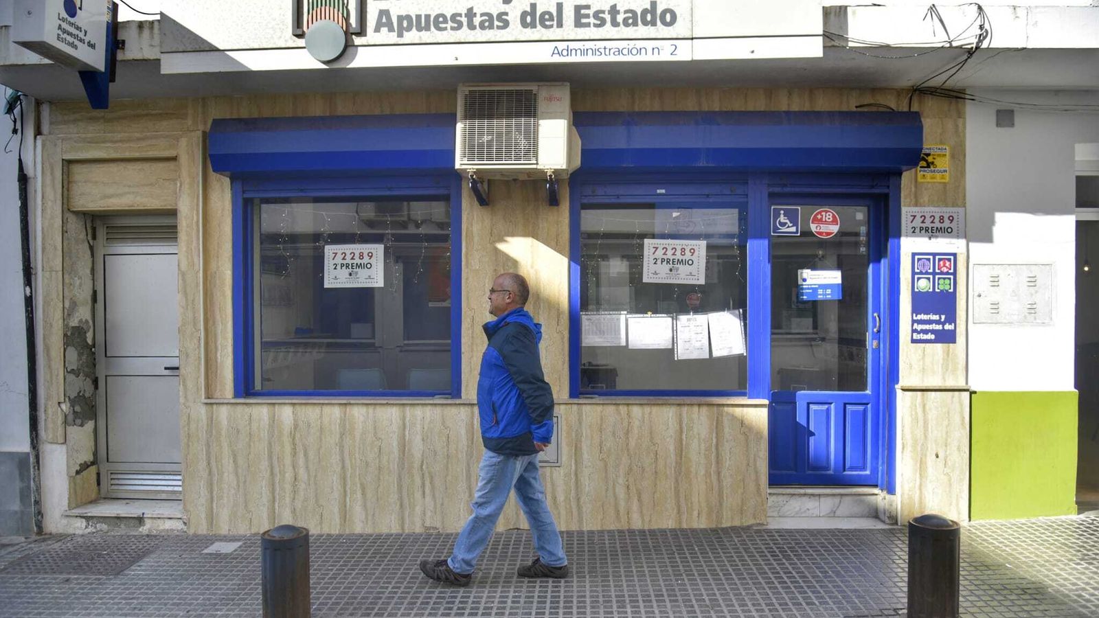 Fachada de la administración de la calle Numancia, en Tarifa, donde ya cuelga en número ganador.