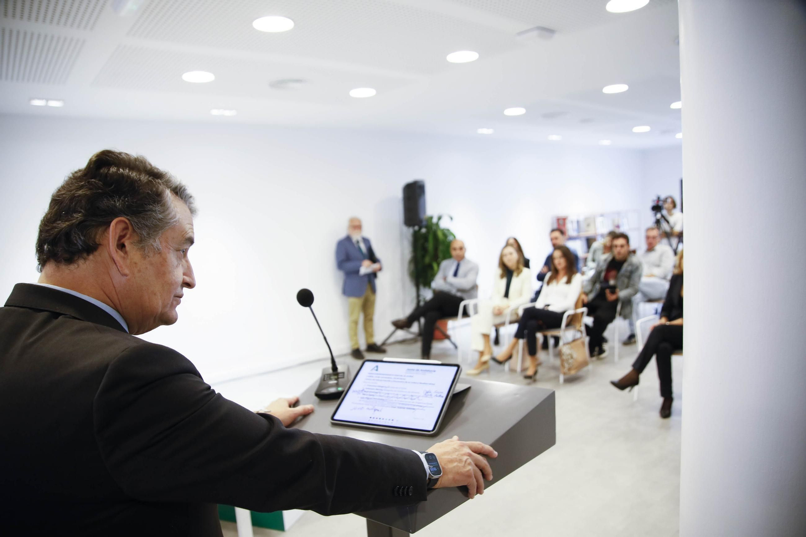 El consejero Antonio Sanz y el alcalde ejidense Francisco Góngora, firman un convenio para la creación de un Centro de Emprendimiento Digital, en imágenes