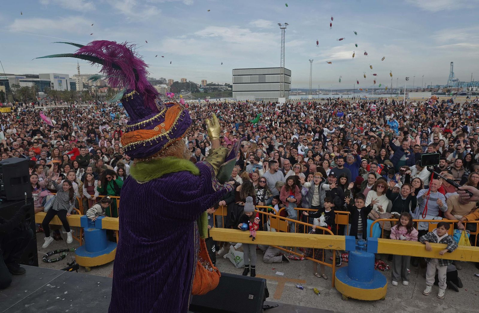 Búscate en las fotos del Arrastre de Latas 2025 en Algeciras