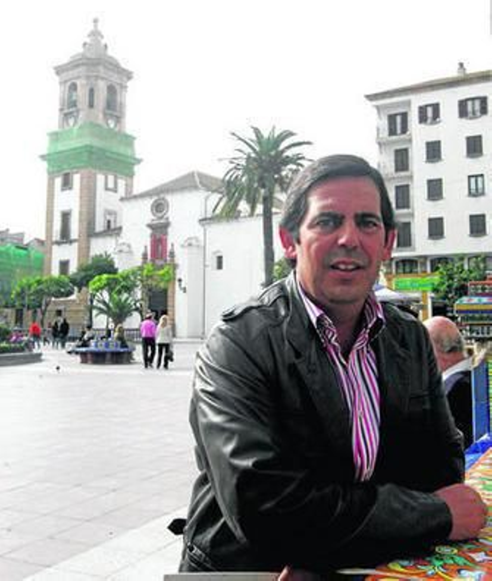 El nuevo empresario Curro Mateo, en la plaza Alta algecireña tras la entrevista.