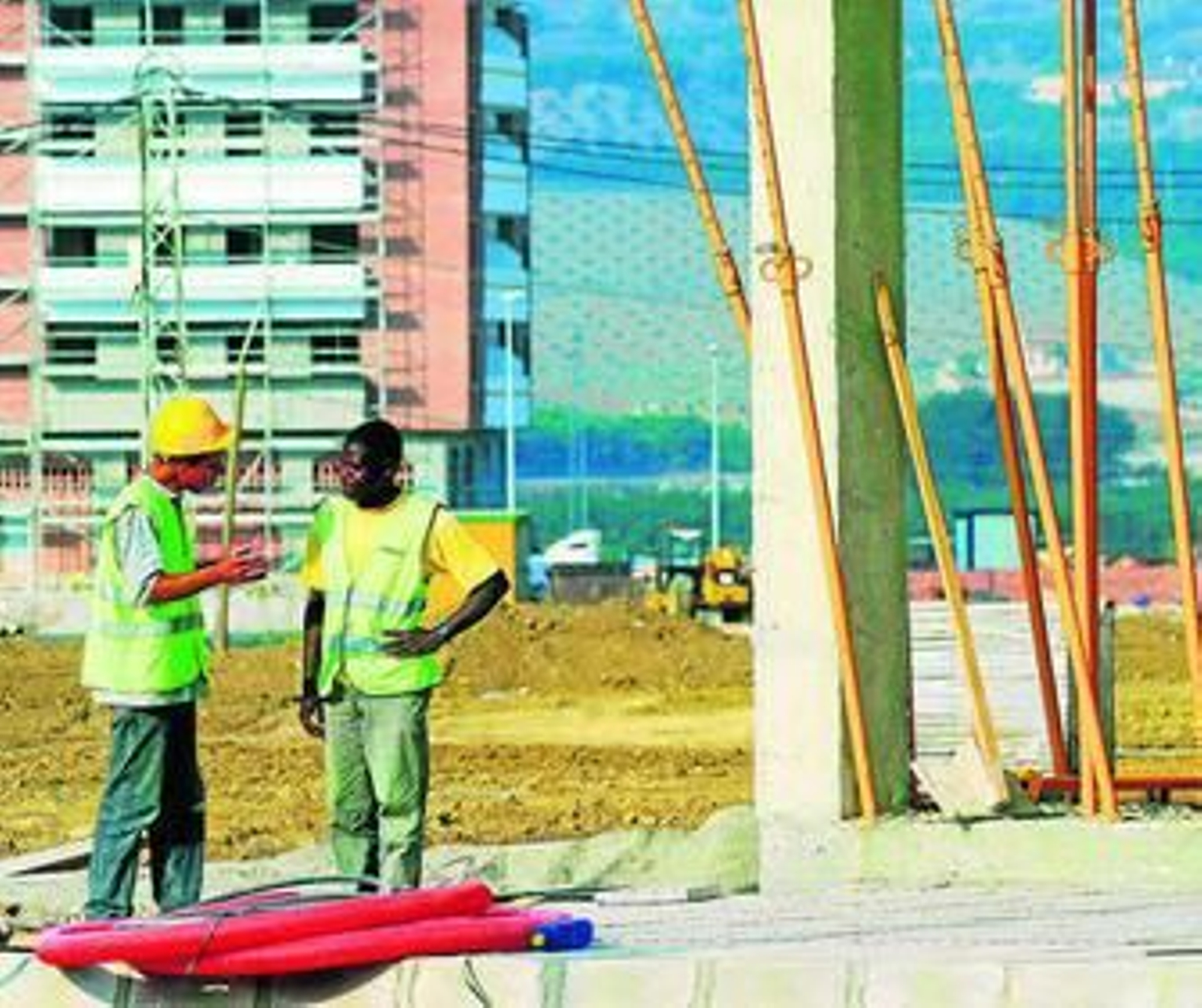 Dos trabajadores en una obra. La crisis de la construcción ha provocado la marcha de inmigrantes.