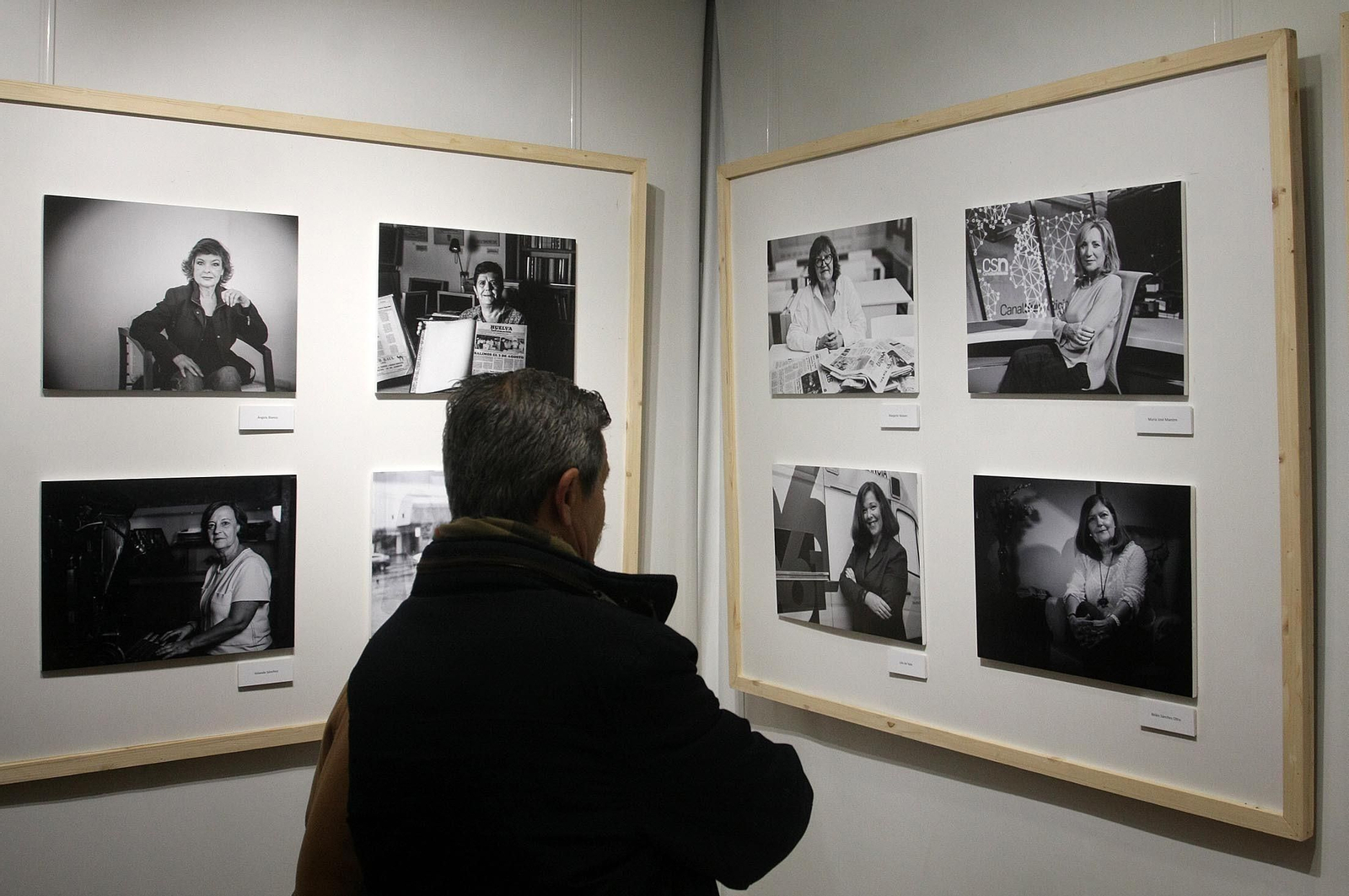 Imágenes de la mesa redonda "La presencia de la mujer en el periodismo" y exposición fotográfica "Pioneras", en el Centro de Comunicación Jesús Hermida, Huelva