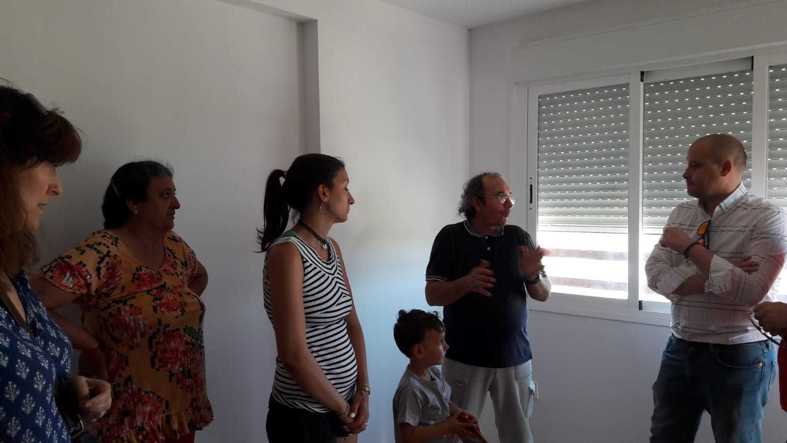 El delegado de Fomento y Vivienda de la Junta, Antonio Martínez, con los últimos realojados.