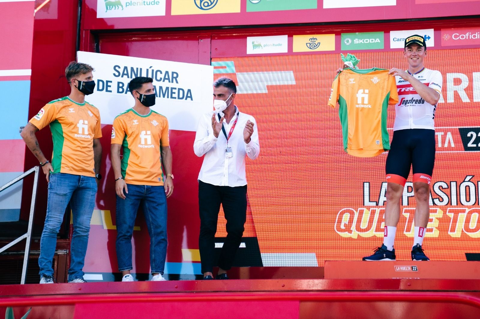 Álex Moreno y Canales, en la etapa de la Vuelta a España en Sanlúcar de Barrameda.