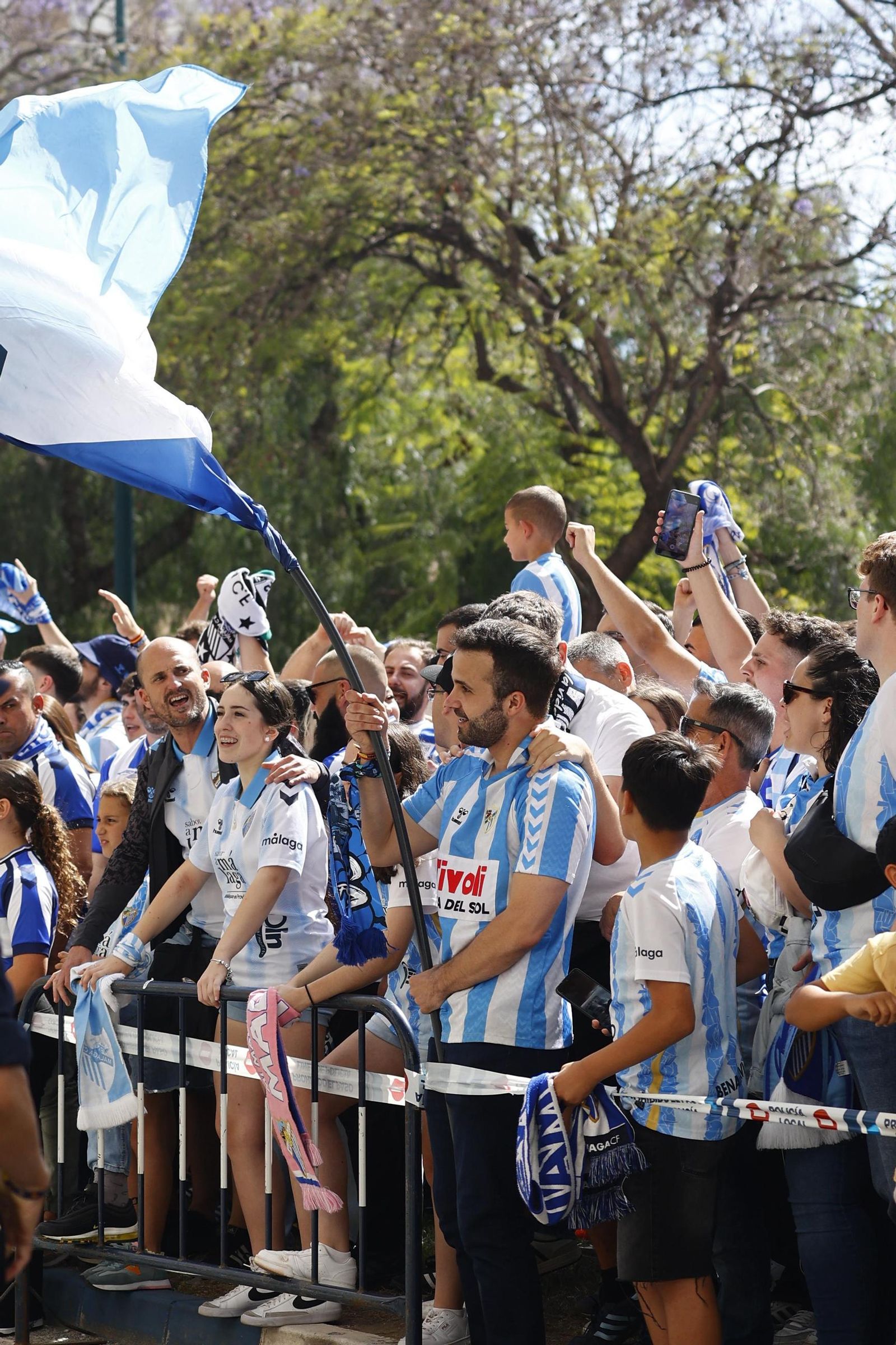 Búscate en las fotos del tremendo recibimiento previo al Málaga CF-Granada