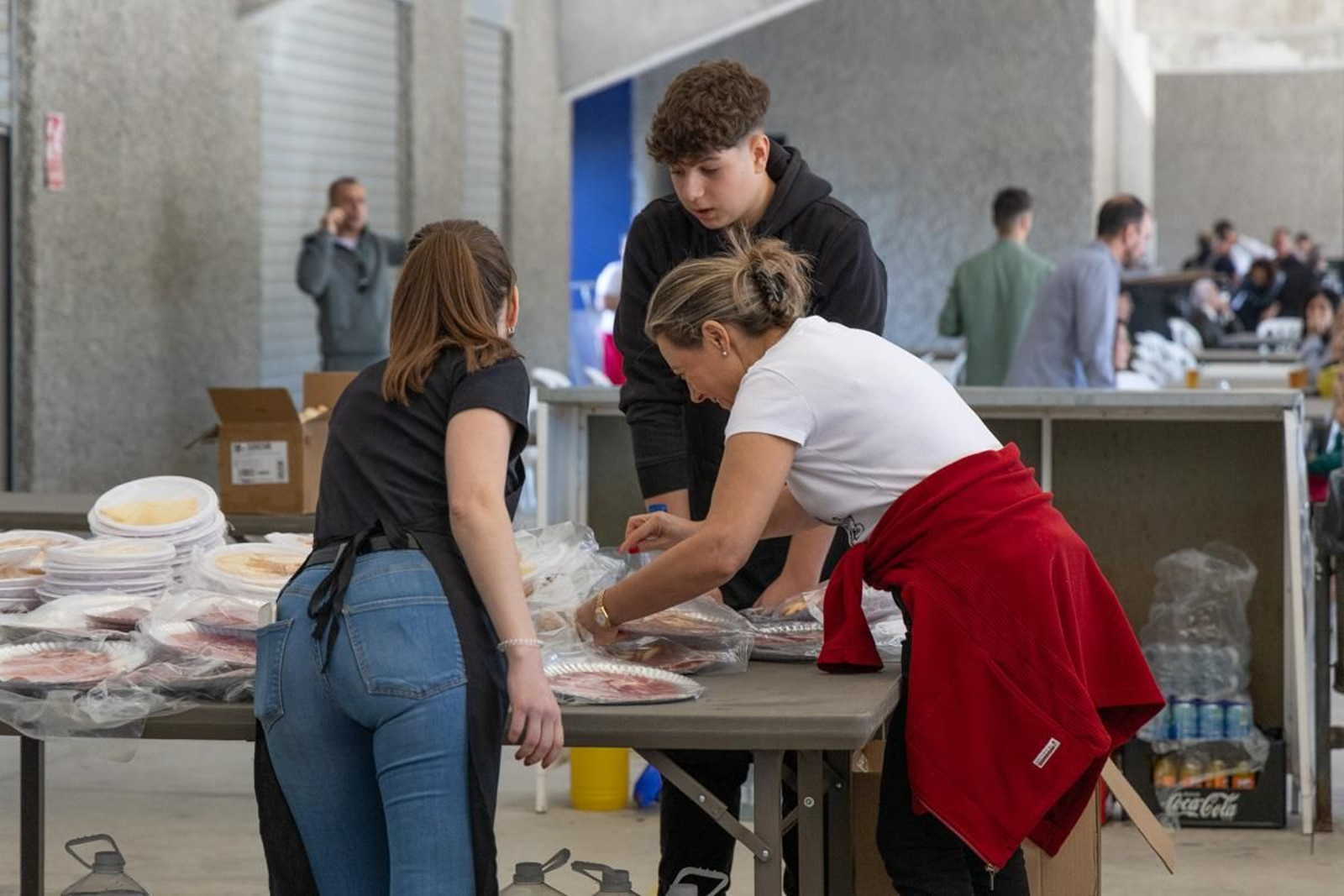 La afición del Real Jaén se vuelca con la paella solidaria por los afectados de la DANA, en imágenes