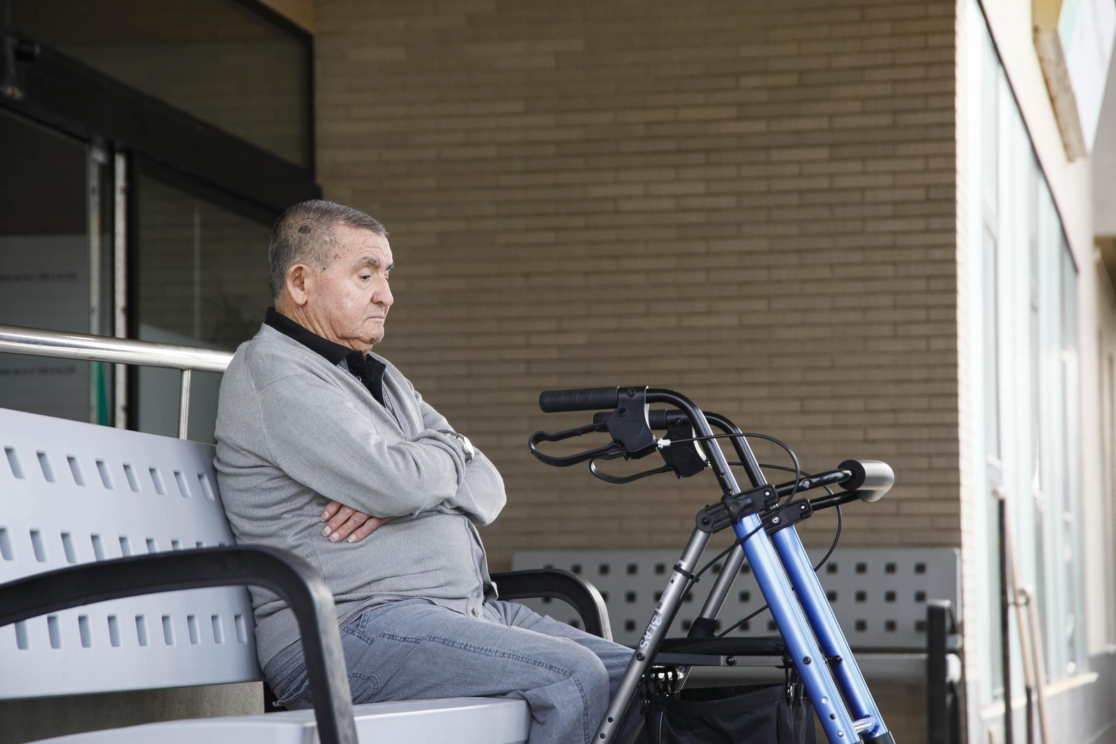 Las imágenes de la concentracion por el asesinato de Maria Nieves GP en la residencia del Zapillo en Almería