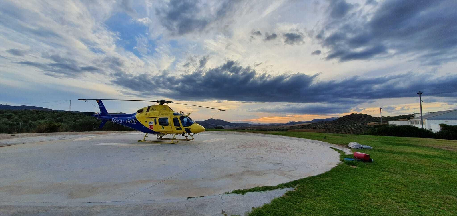 Una veintena de bomberos de Granada mantienen las labores de vigilancia en el incendio de Los Guájares