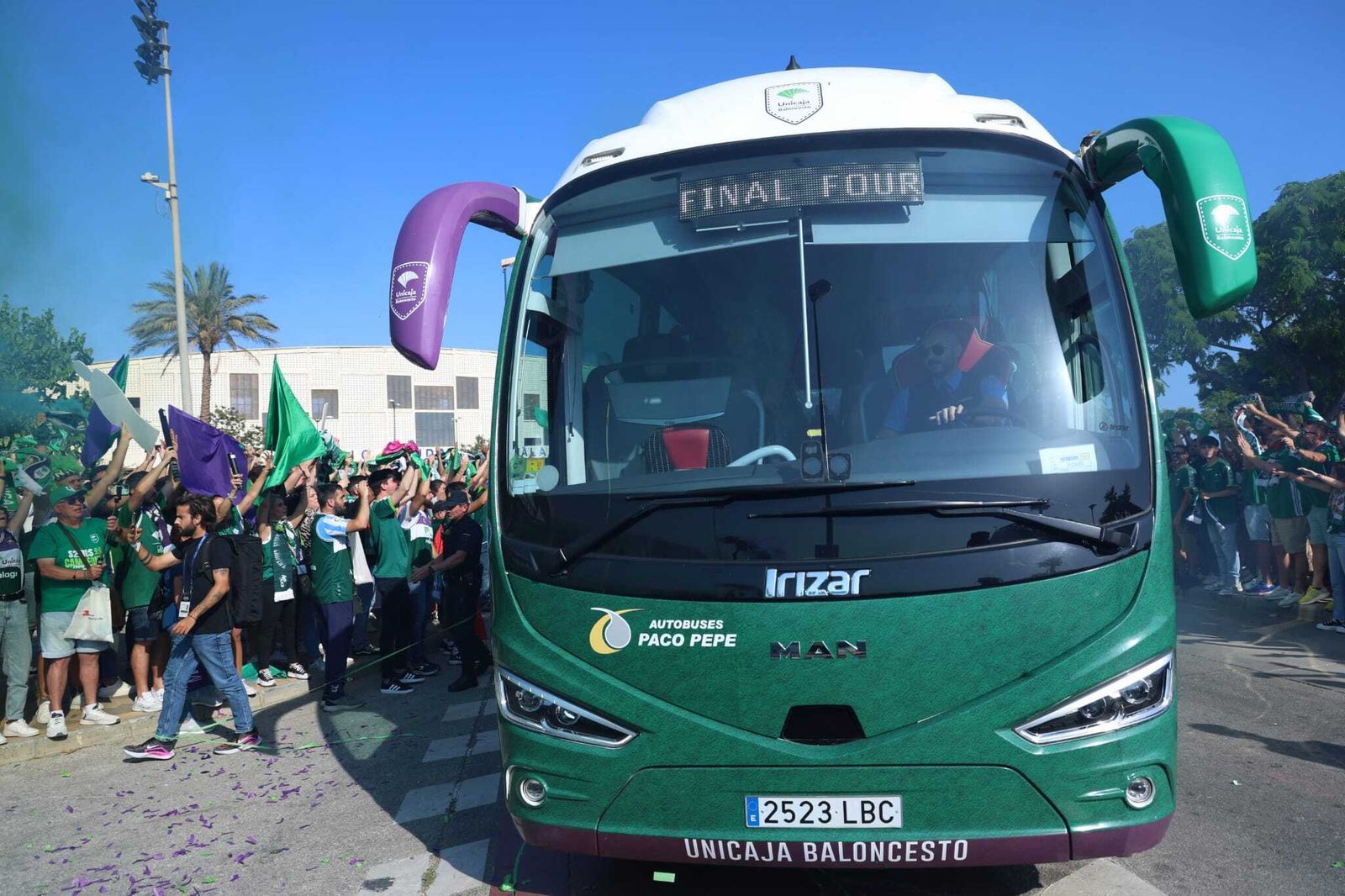 Recibimiento al Unicaja antes de las semifinales de la BCL, en fotos