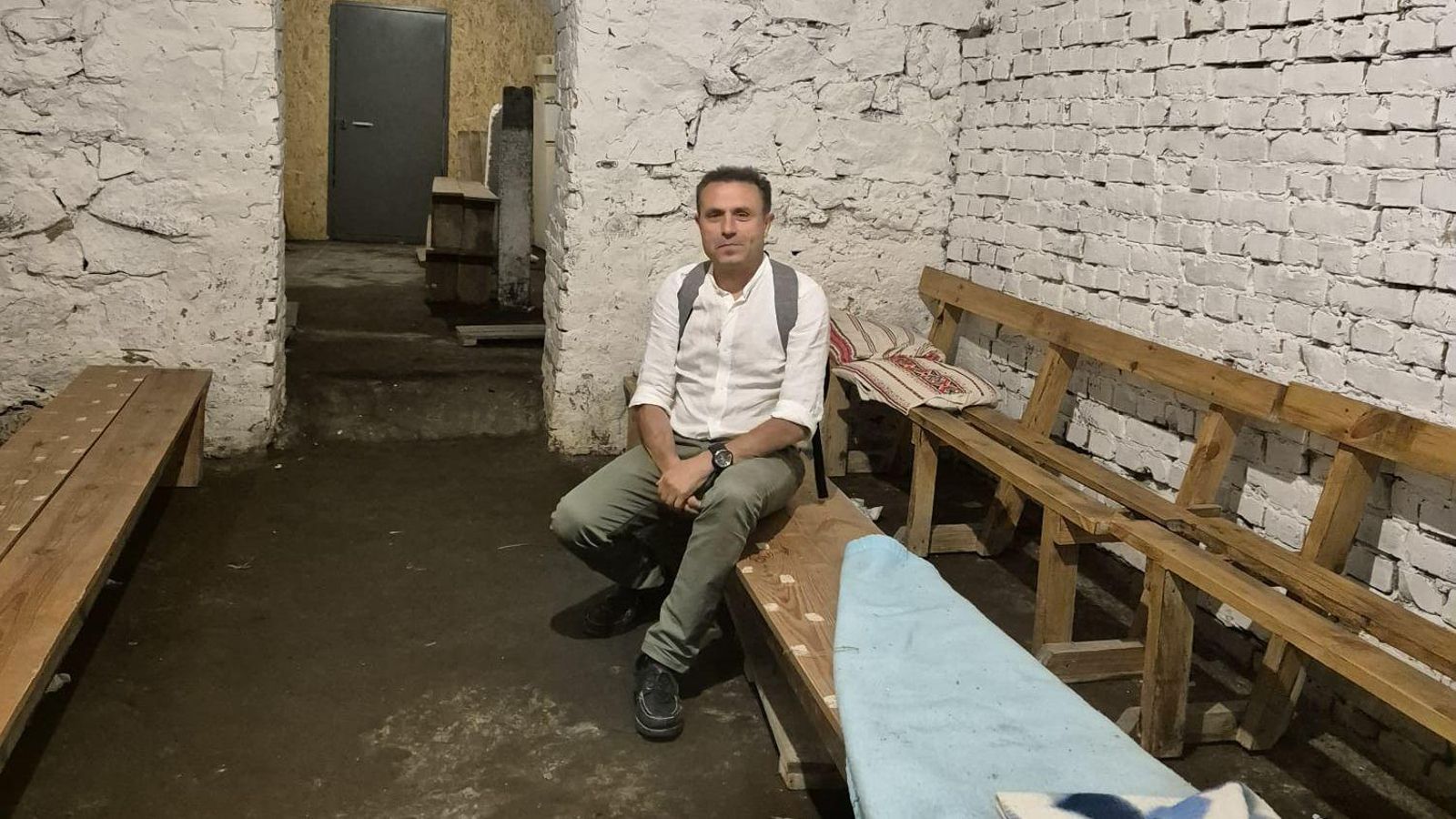 Antonio Funes en el refugio antiaéreo.