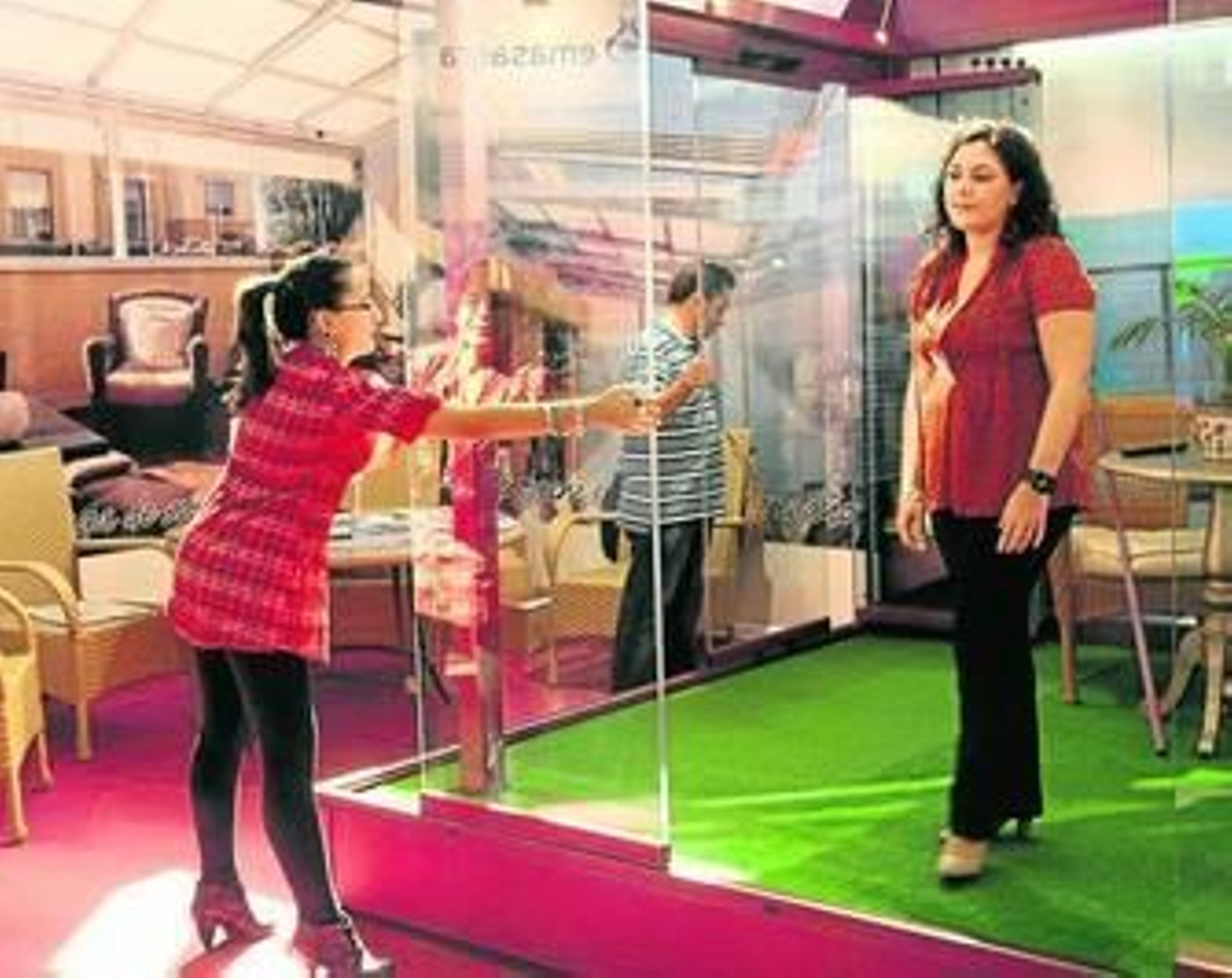 Una compradora prueba uno de los hábitat de la exposición.