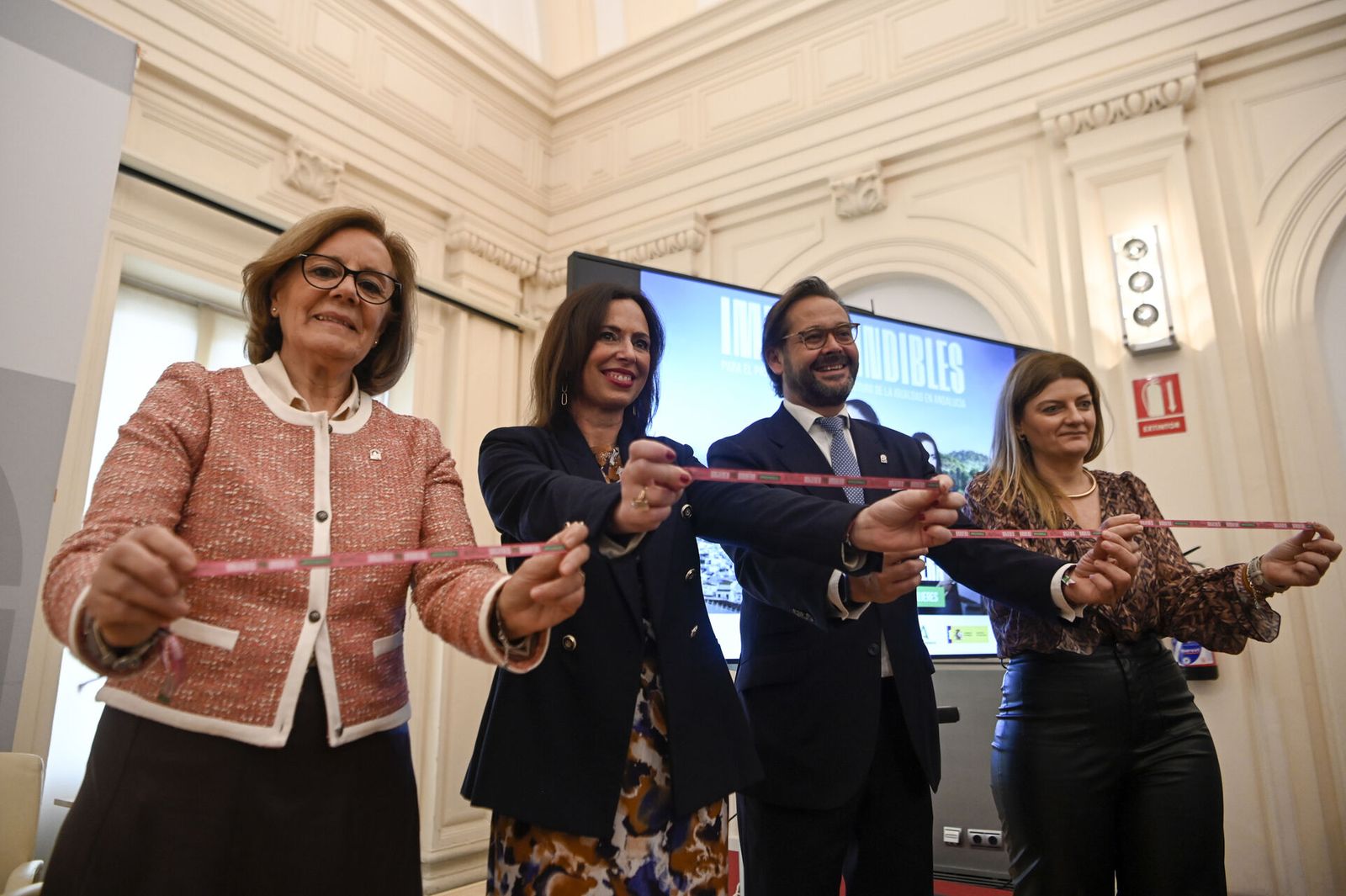 La Junta reconoce en Granada a las mujeres que "llevan muchos años abriéndose camino"