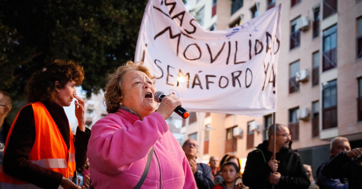 Imágenes de la protesta de los vecinos en la avenida del Mediterráneo ...