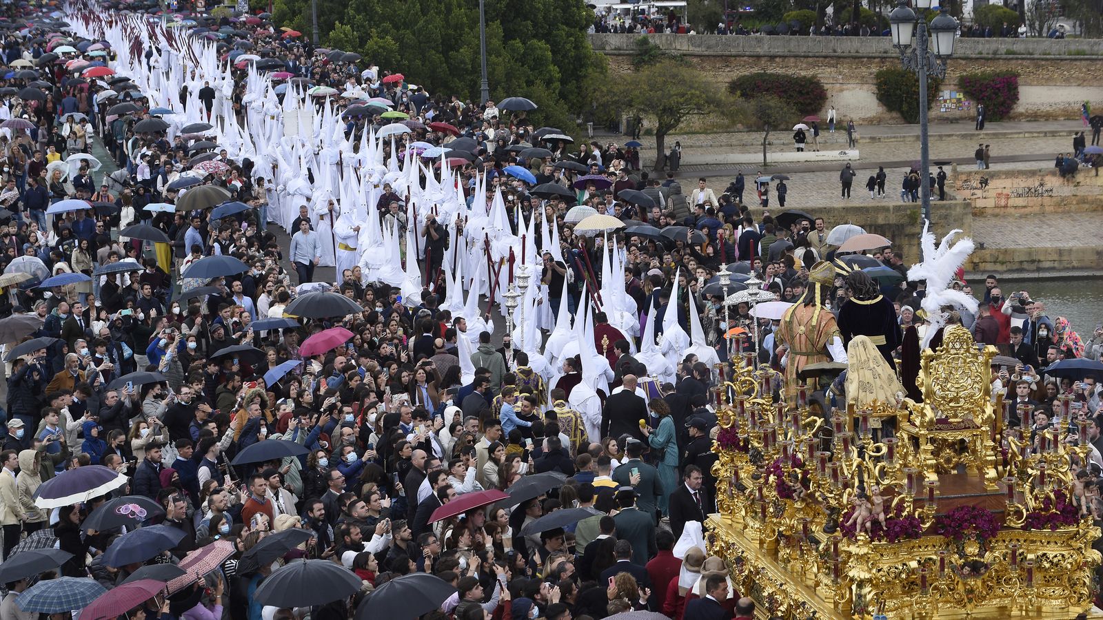 El misterio de San Gonzalo por el Puente de Triana este Lunes Santo