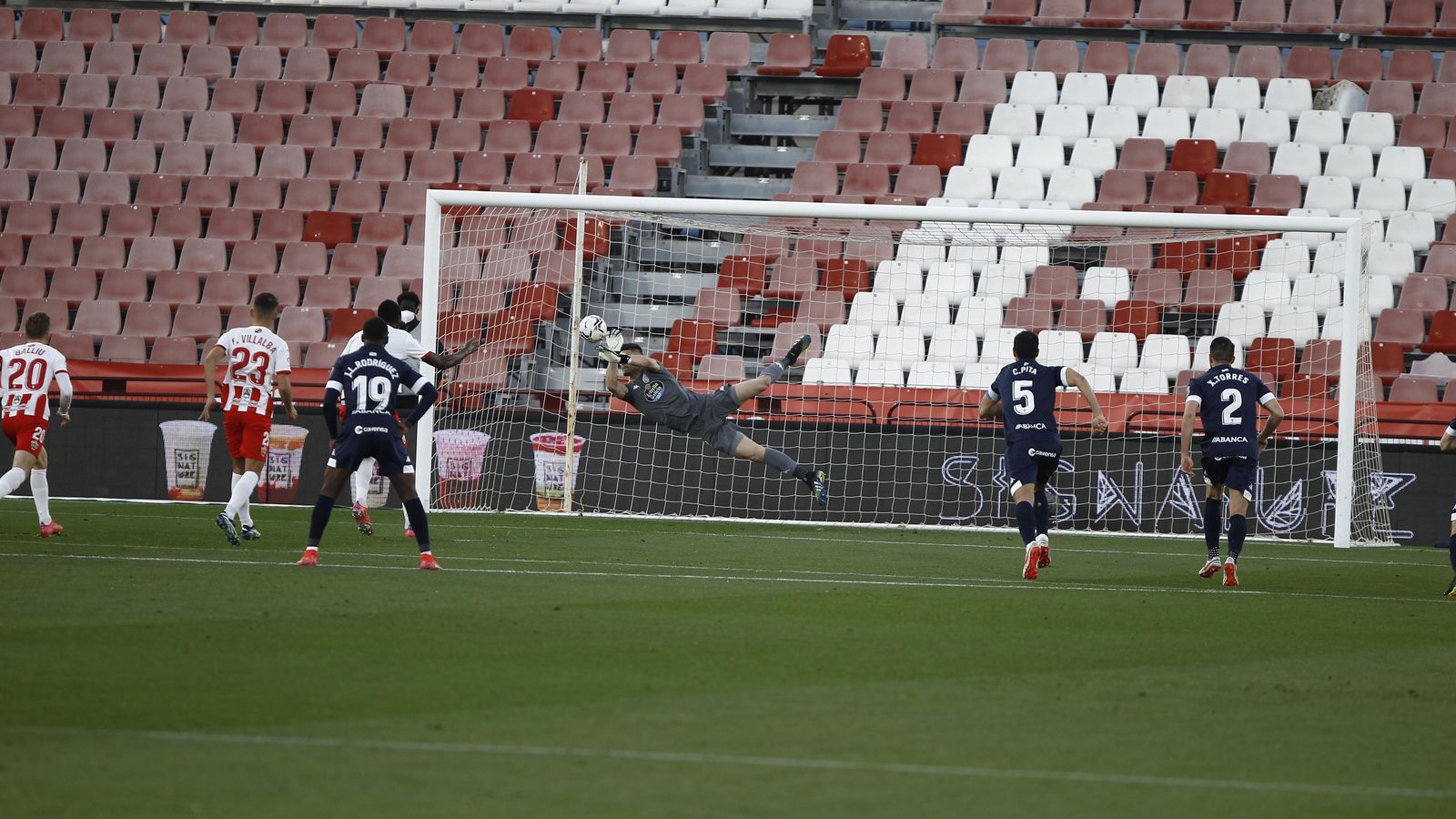 Cantero detiene el penalti, que tras rechace caería nuevamente a los pies de Sadiq.