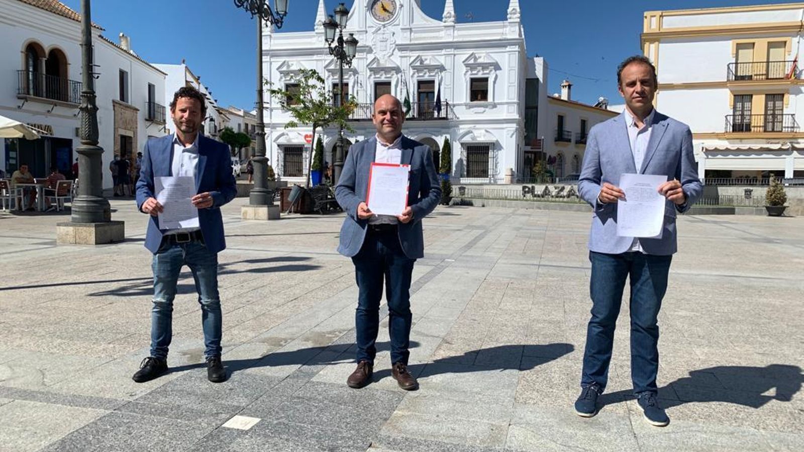 Representantes de los tres grupos que presentaron la moción en Cartaya, con Alexis Landero en el centro.