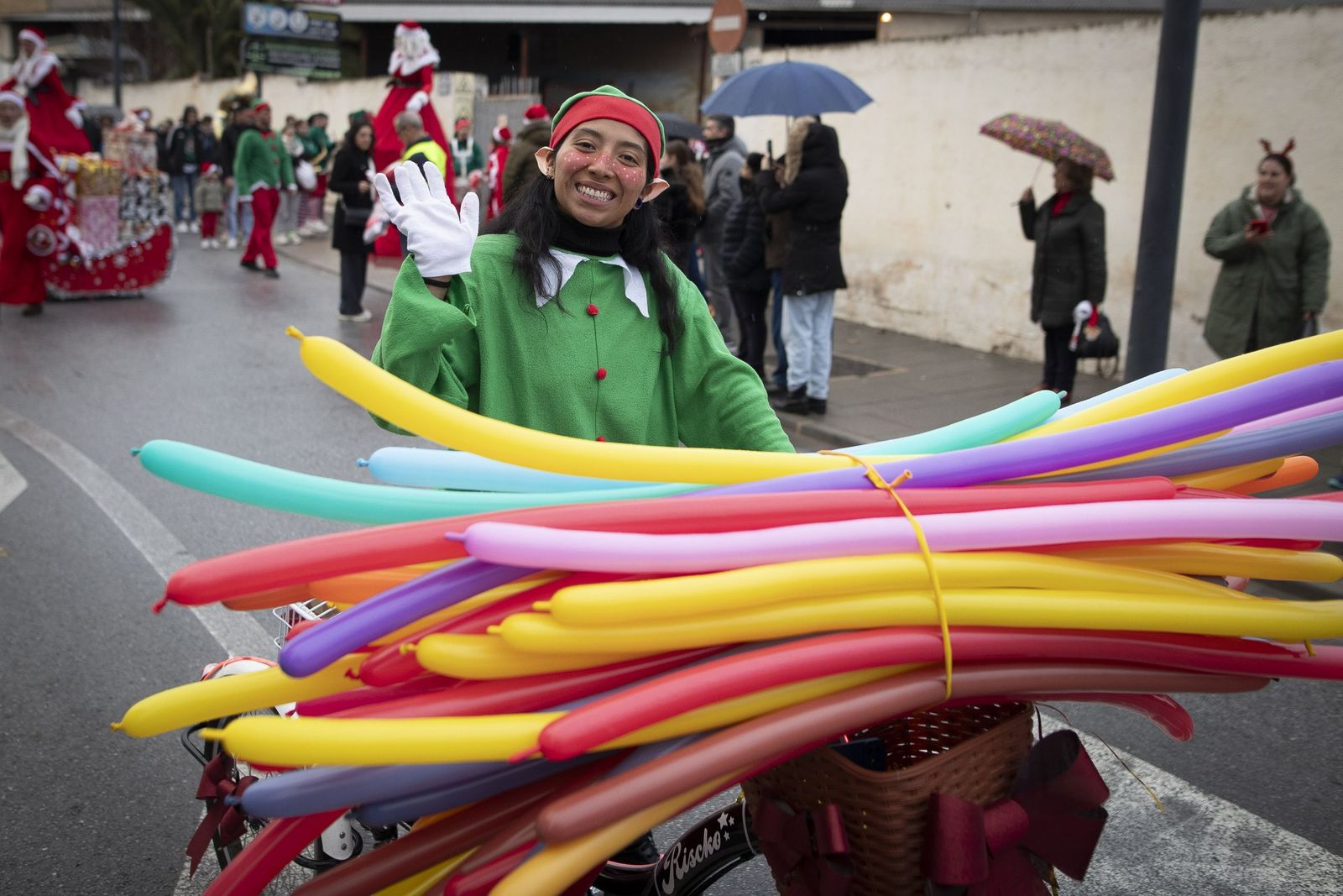 Única en España: las mejores imágenes de la cabalgata con 200 Mamá Noel en Otura