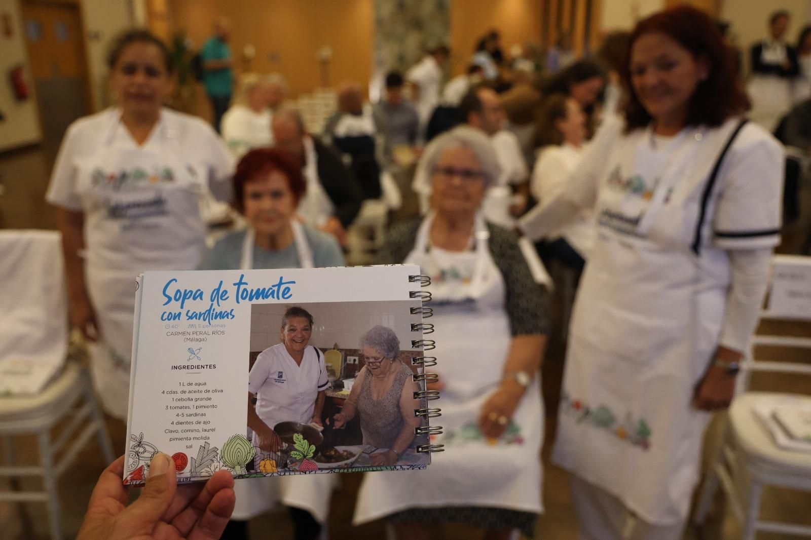 La receta de Carmen Peral, quien posa atrás con otra usuaria y dos auxiliares