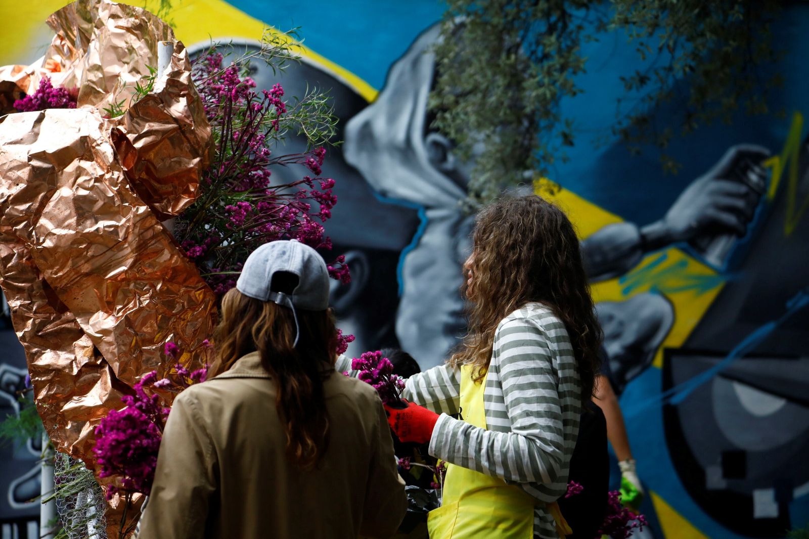 La guerrilla floral que pone el punto y final a Flora 2023 en Córdoba, en imágenes