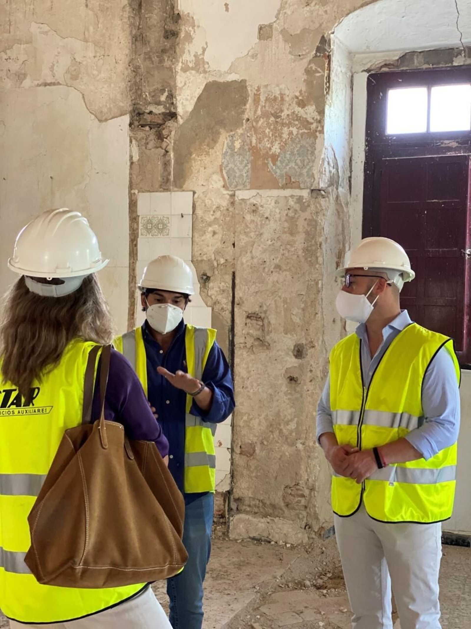 El alcalde y la concejala de Urbanismo, junto a un responsable de las obras, durante la visita.