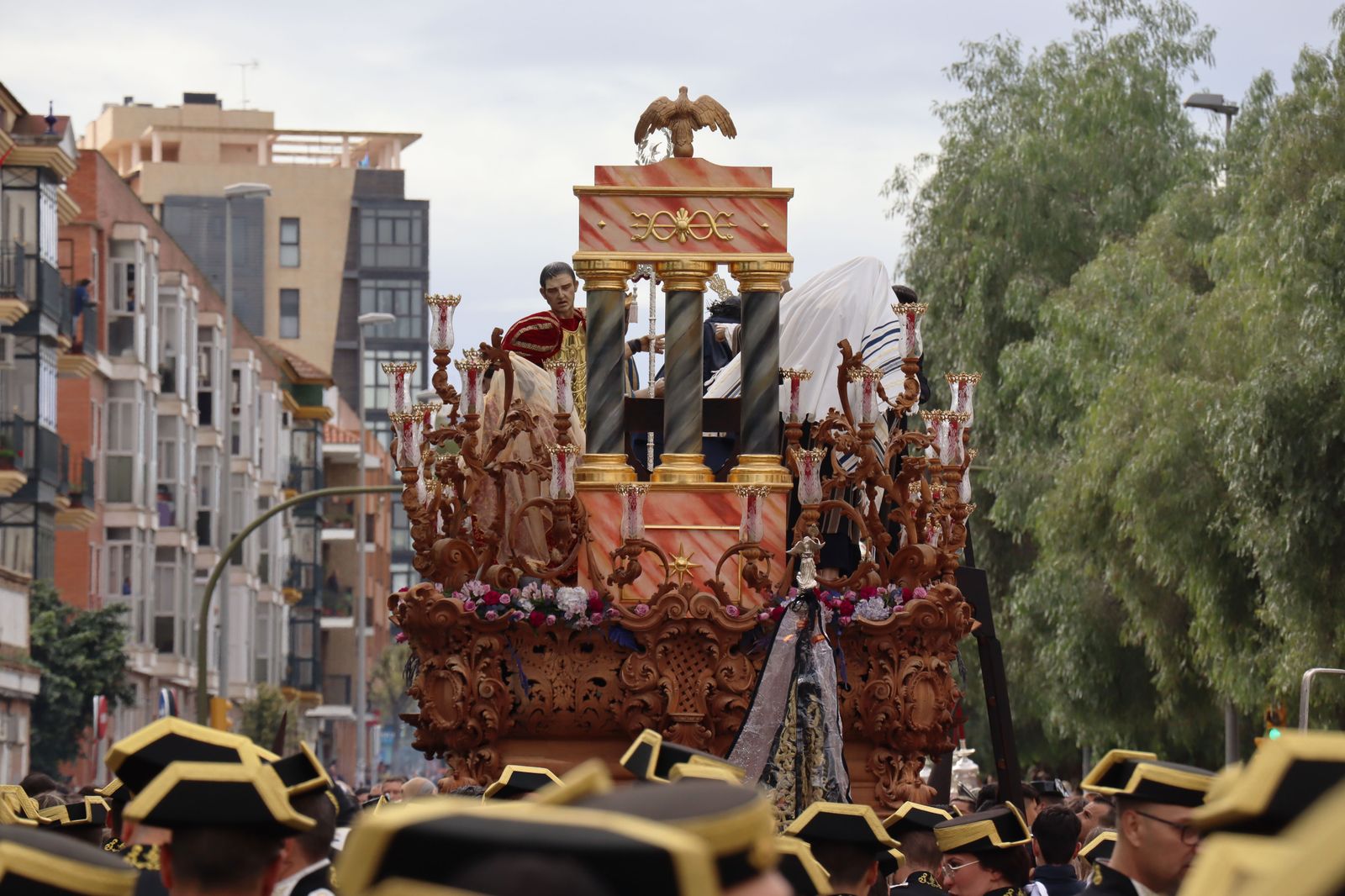 Las mejores imágenes del Martes Santo en Huelva: La Hermandad de La Sentencia