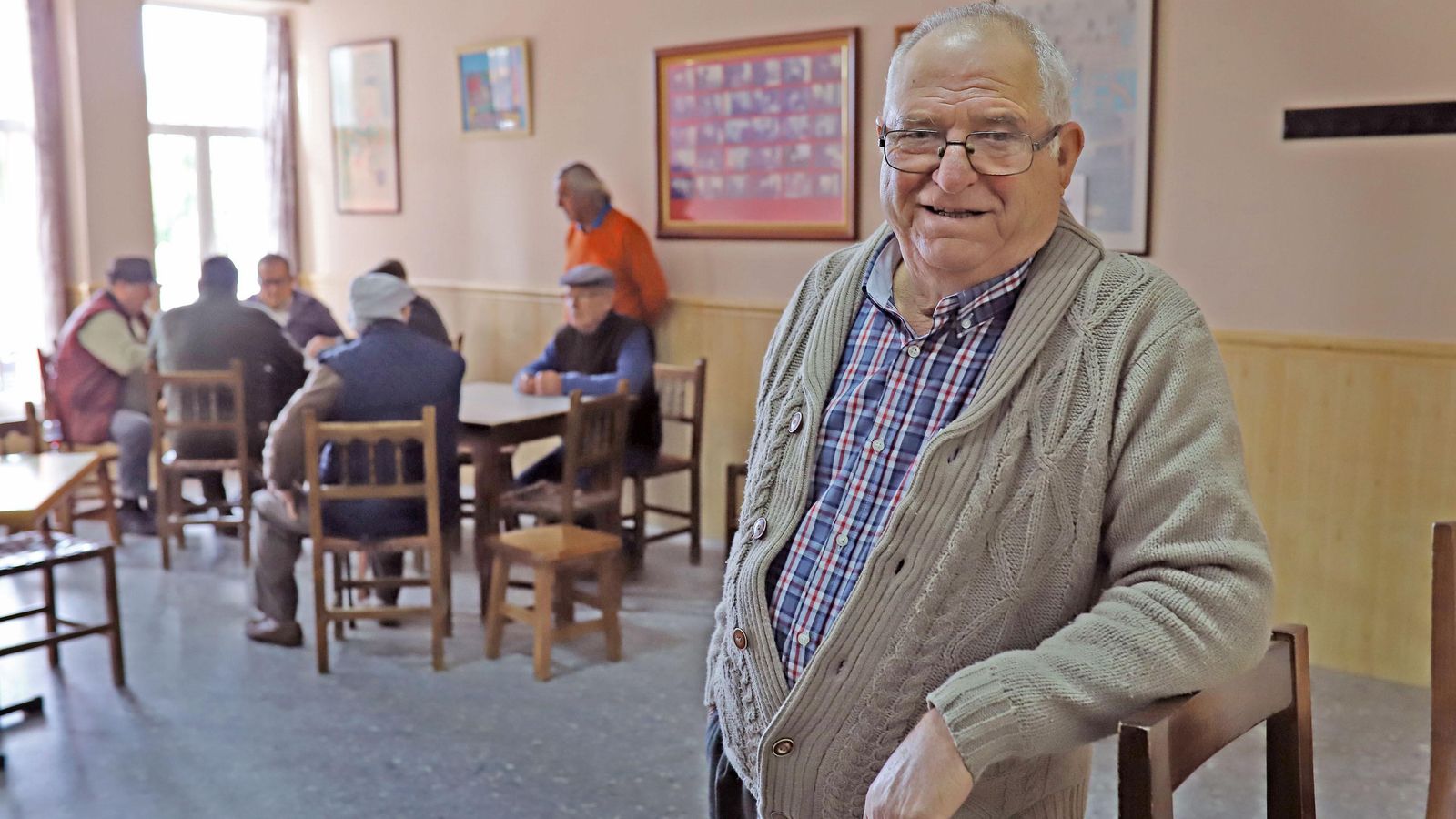 Francisco, vecino de Nueva Jarilla, rememora historias del antiguo camposanto.