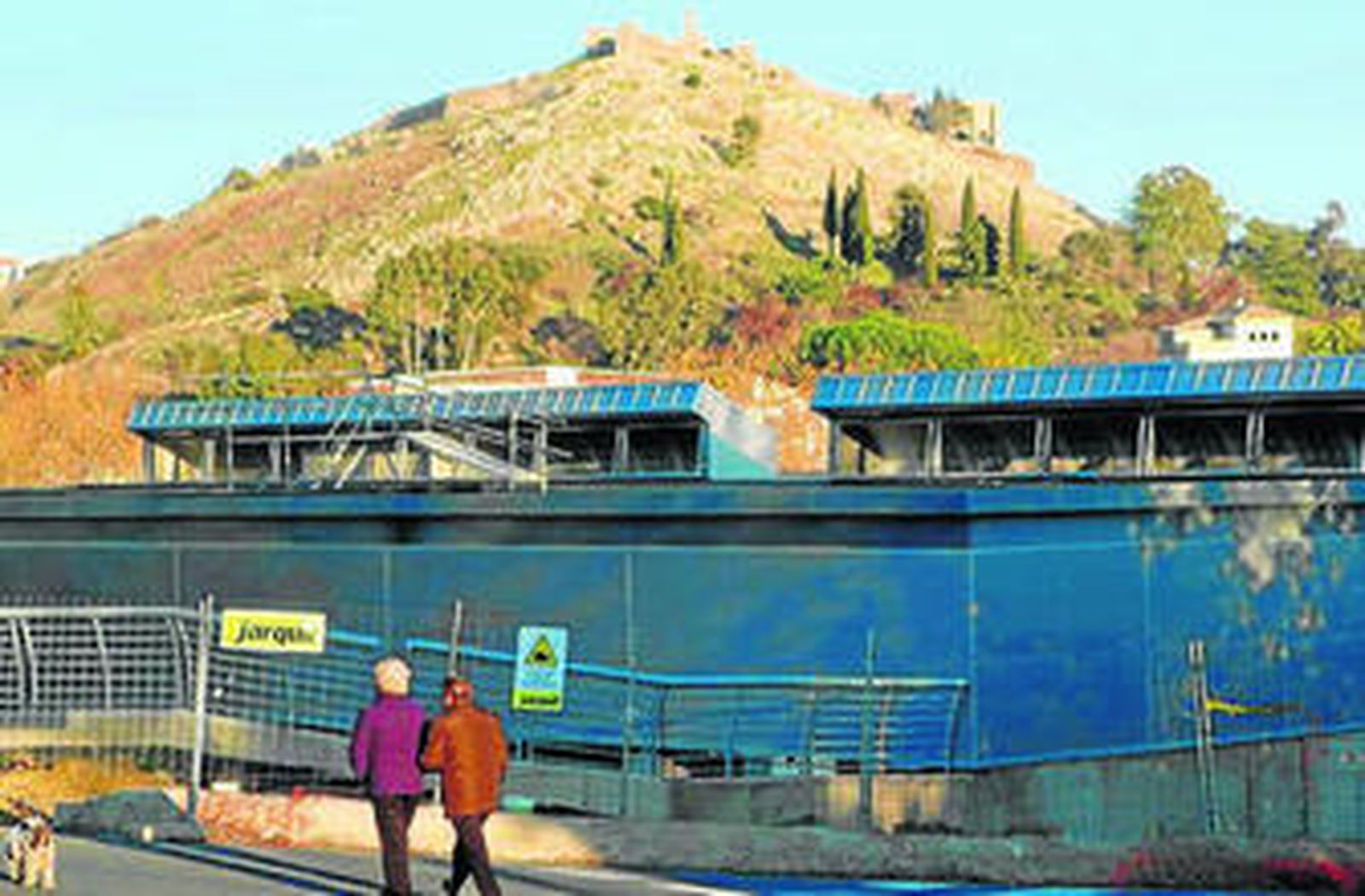 Las obras paralizadas con el castillo al fondo.