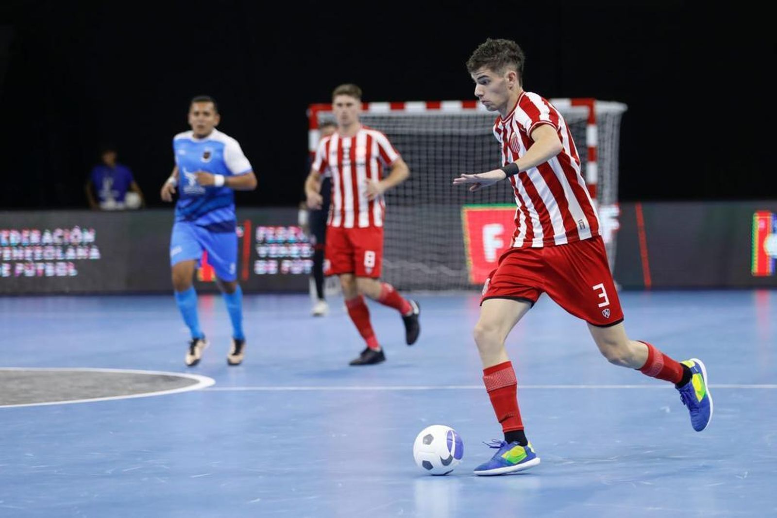 Alan de Candia conduciendo el balón