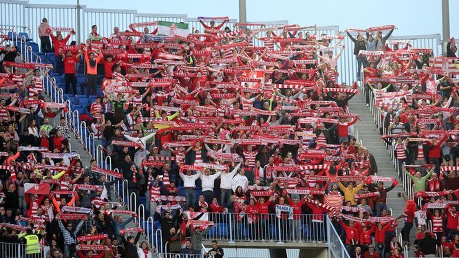Aficionados del Granada CF en La Rosaleda
