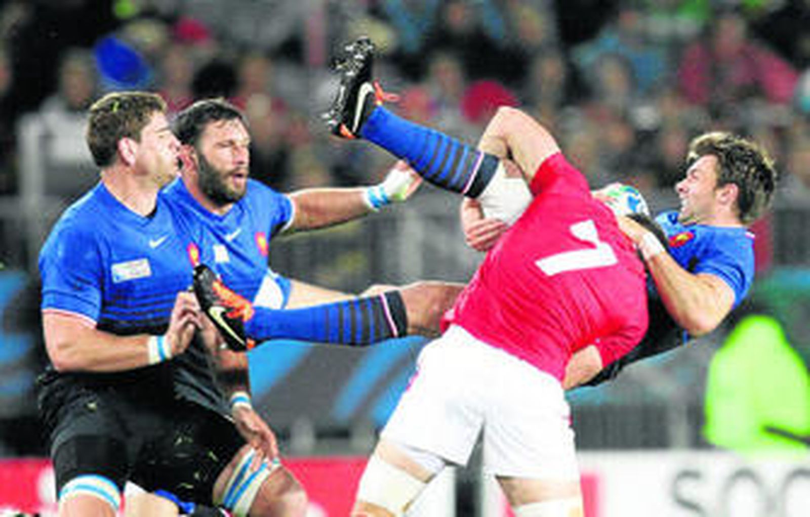 Warburton placa ilegalmente a Clerc, acción que provocaría su expulsión.