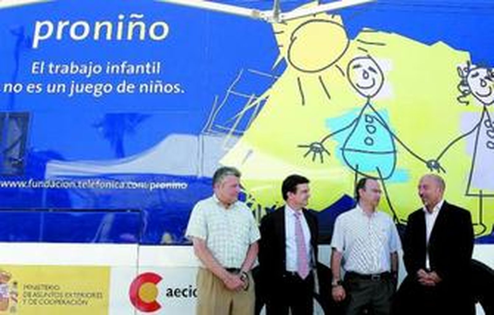 El alcalde de Almería y directivos de Telefónica en la inauguración de la 'Caravana Proniño'.