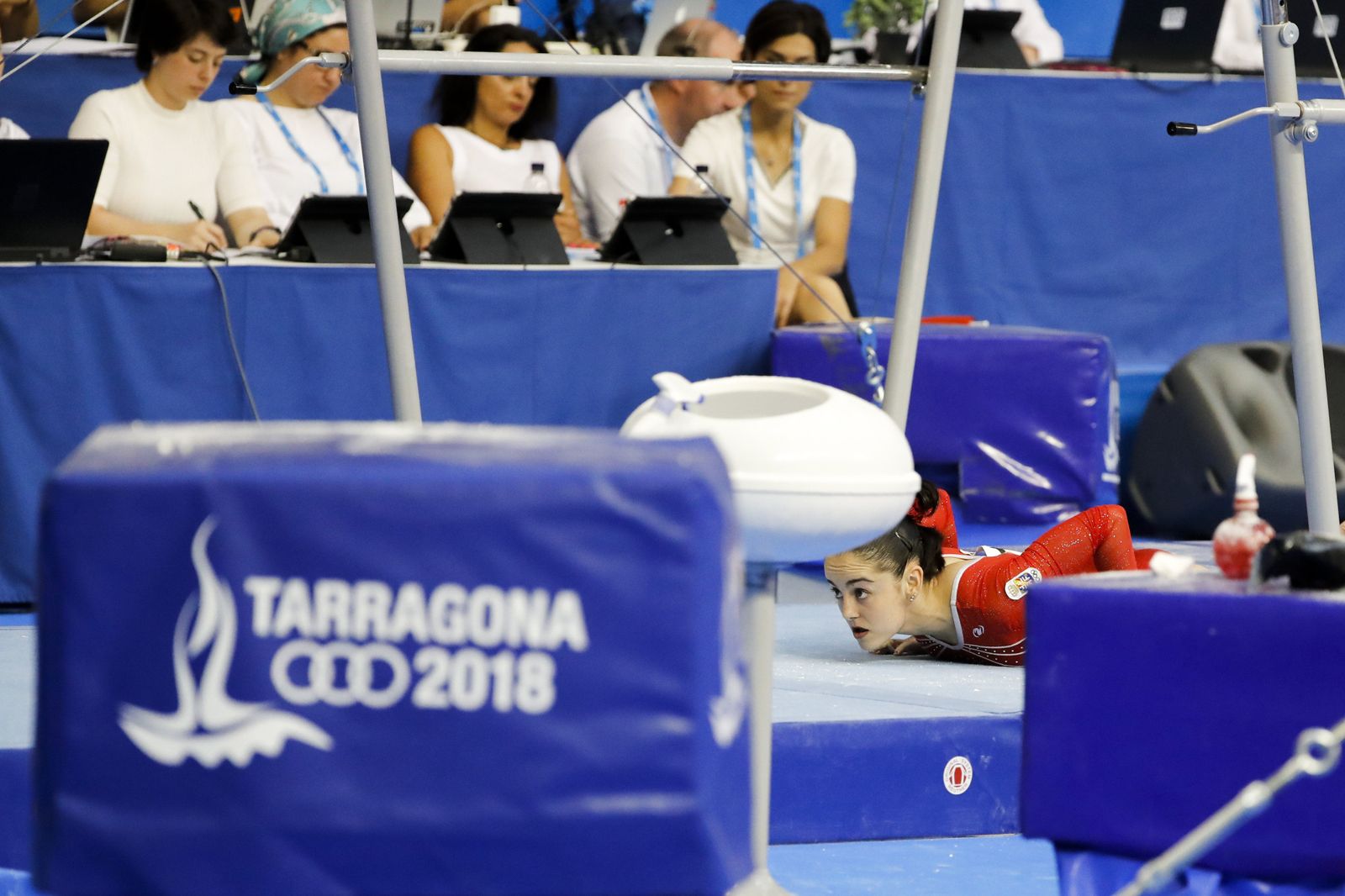 La sevillana Ana Pérez tras caer durante su actuación en paralelas en la final de gimansia artística de los XVIII Juegos Mediterráneos.