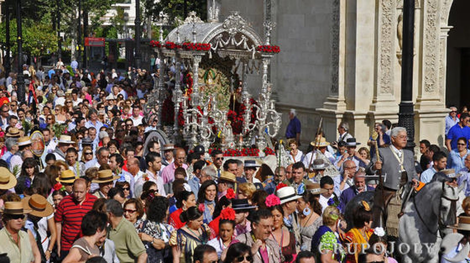 Miles de fieles acompañan al simpecado por las calles del centro.

Foto: Juan Carlos Vázquez