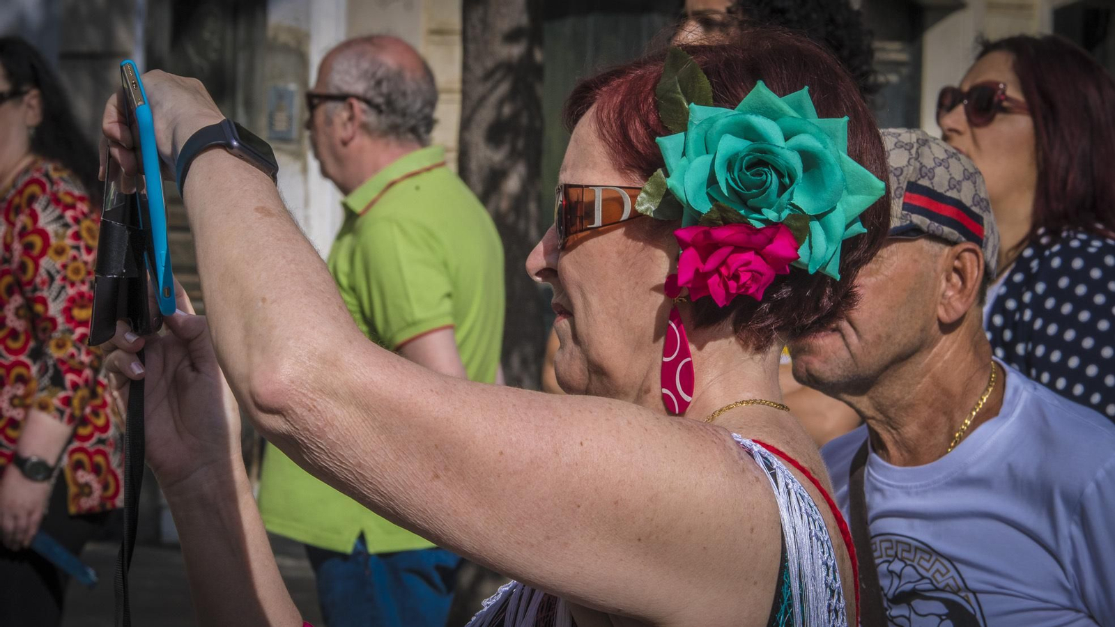 Recorrido por la ciudad de la Hermandad del Rocío de Cádiz antes de partir hacia Bajo de Guía.