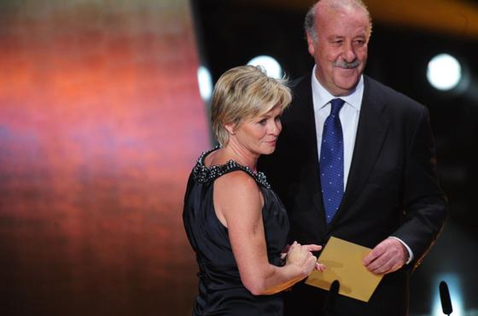 La alemana Silvia Neid recibe el premio a la mejor entrenadora del año de manos de Vicente del Bosque.

Foto: AFP Photo