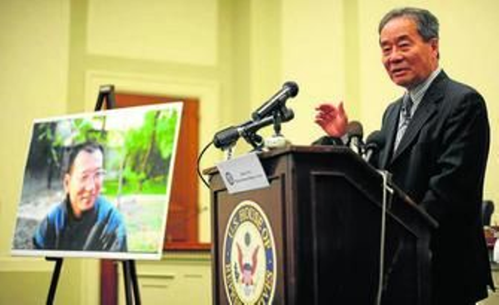 El activista chino Harry Wu ofrece una conferencia de prensa en honor a Liu Xiaobo en Washington. El activista chino Harry Wu ofrece una conferencia de prensa en honor a Liu Xiaobo en Washington.
