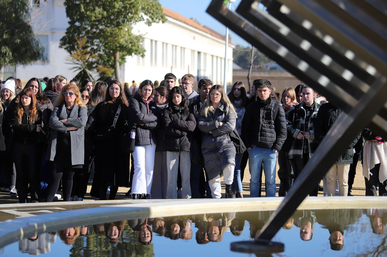 Imágenes del minuto de silencio guardado en la Universidad de Huelva en memoria de los estudiantes fallecidos en el incendio