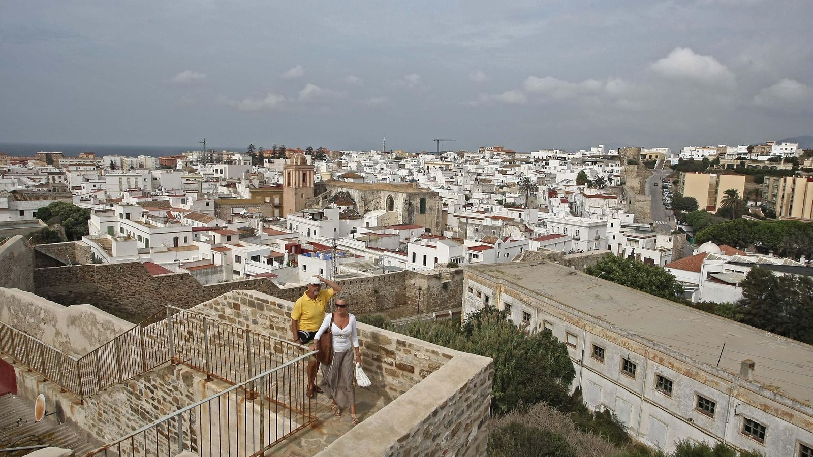 Turistas visitando las antiguas fortificaciones de Tarifa