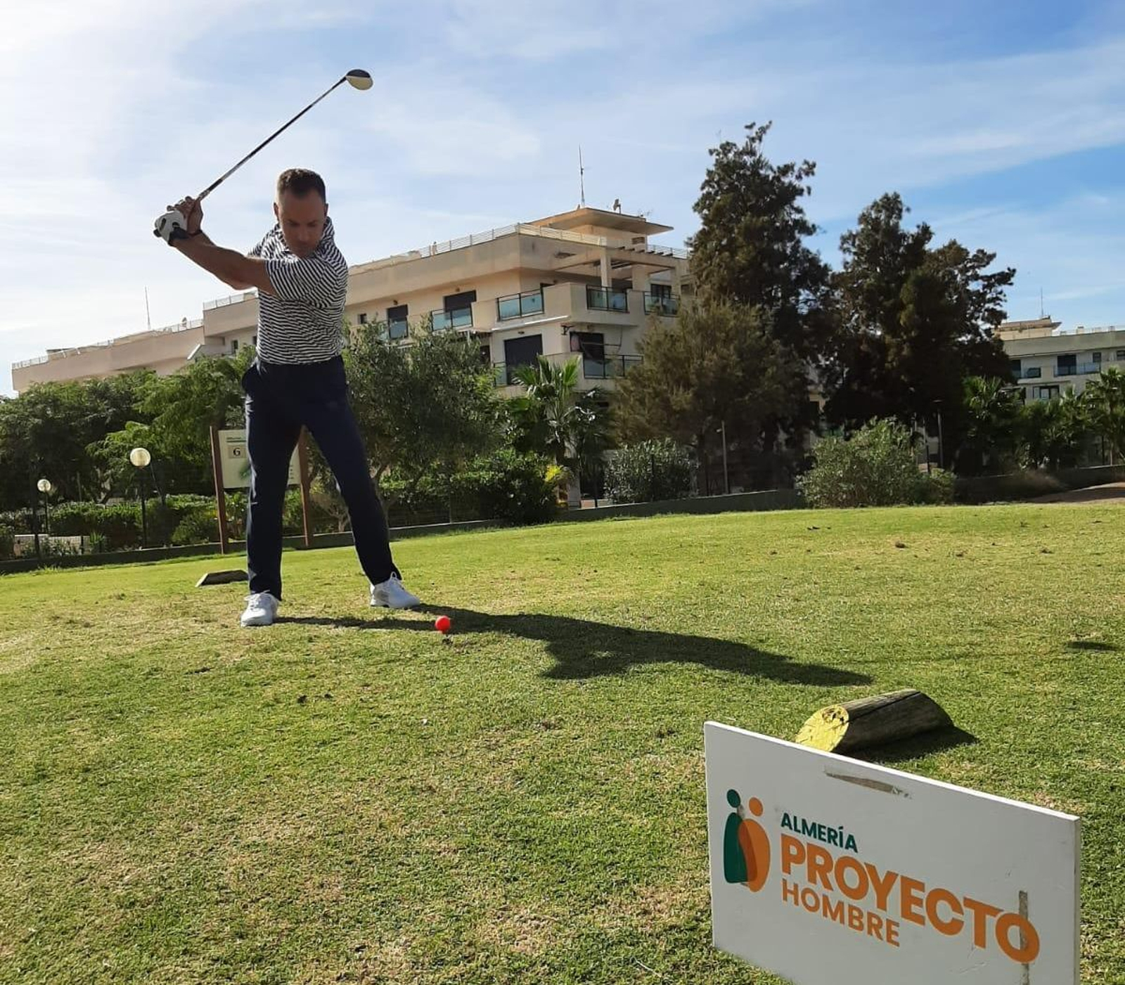 Uno de los golfistas participantes en plena ejecución de un golpeo durante su participación en la competición.