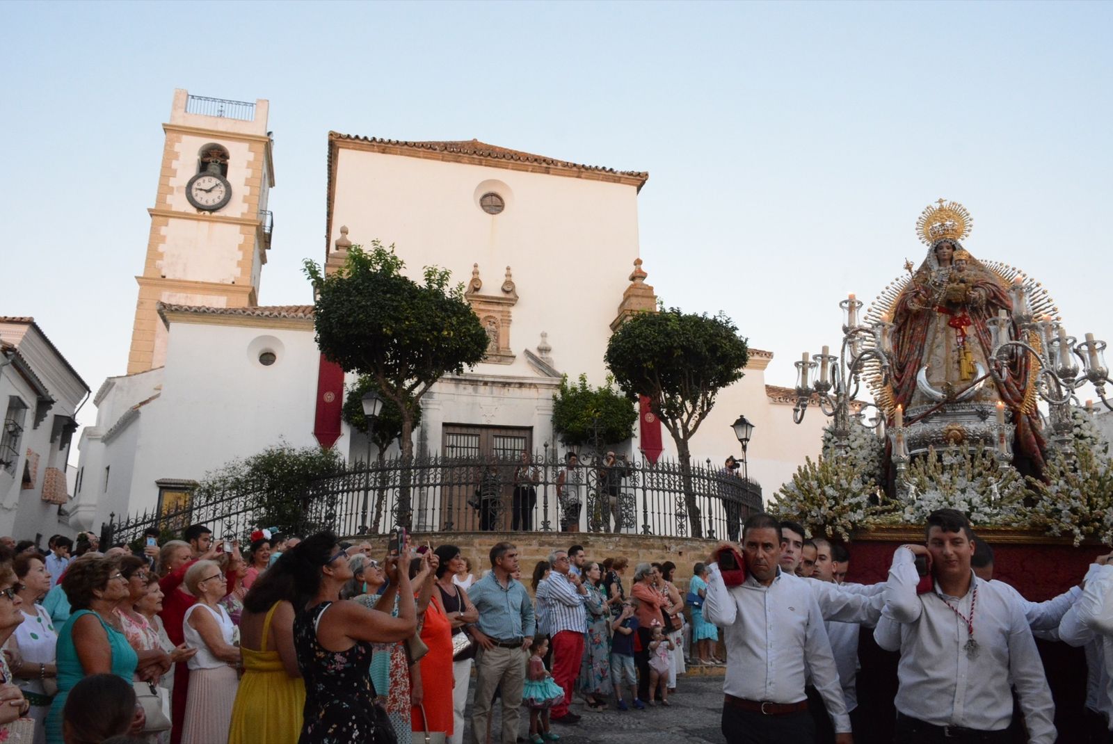 Santa María Coronada recién salida de la iglesia. A la derecha, parte del cortejo.